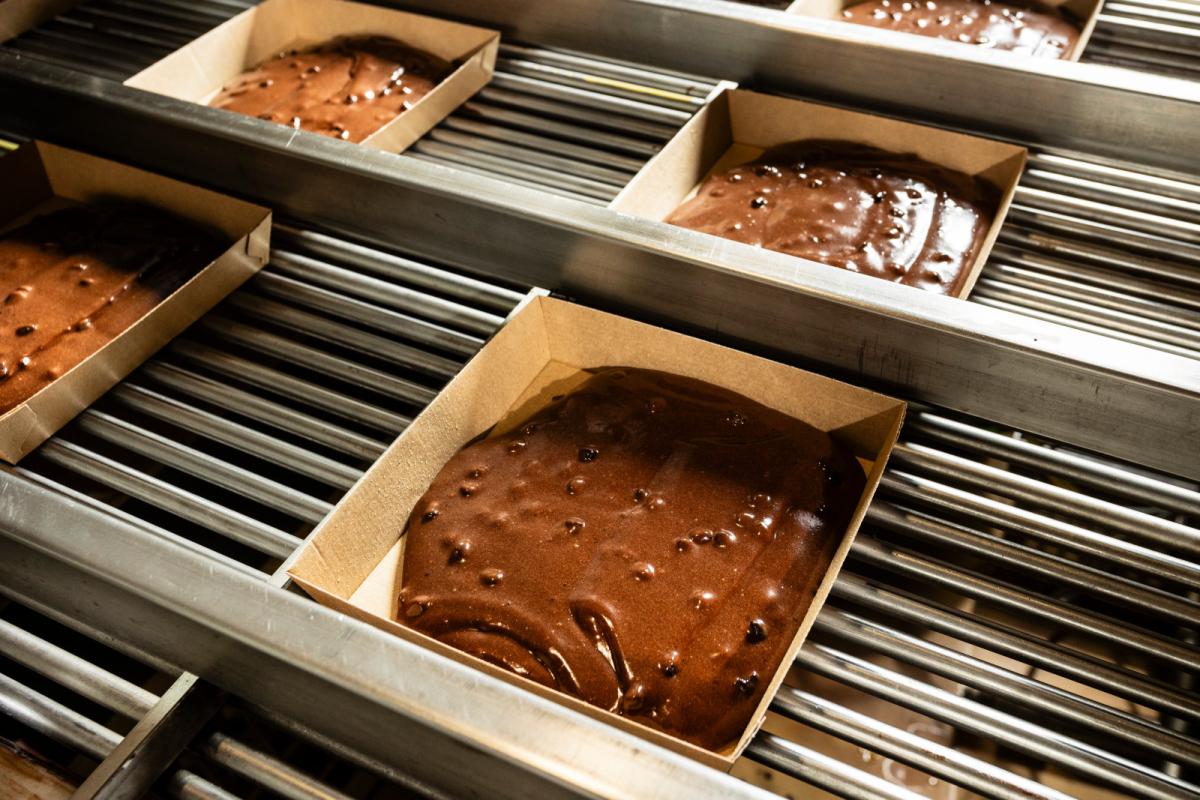 Versement de la pâte dans le moule